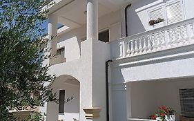 Villa Kurti